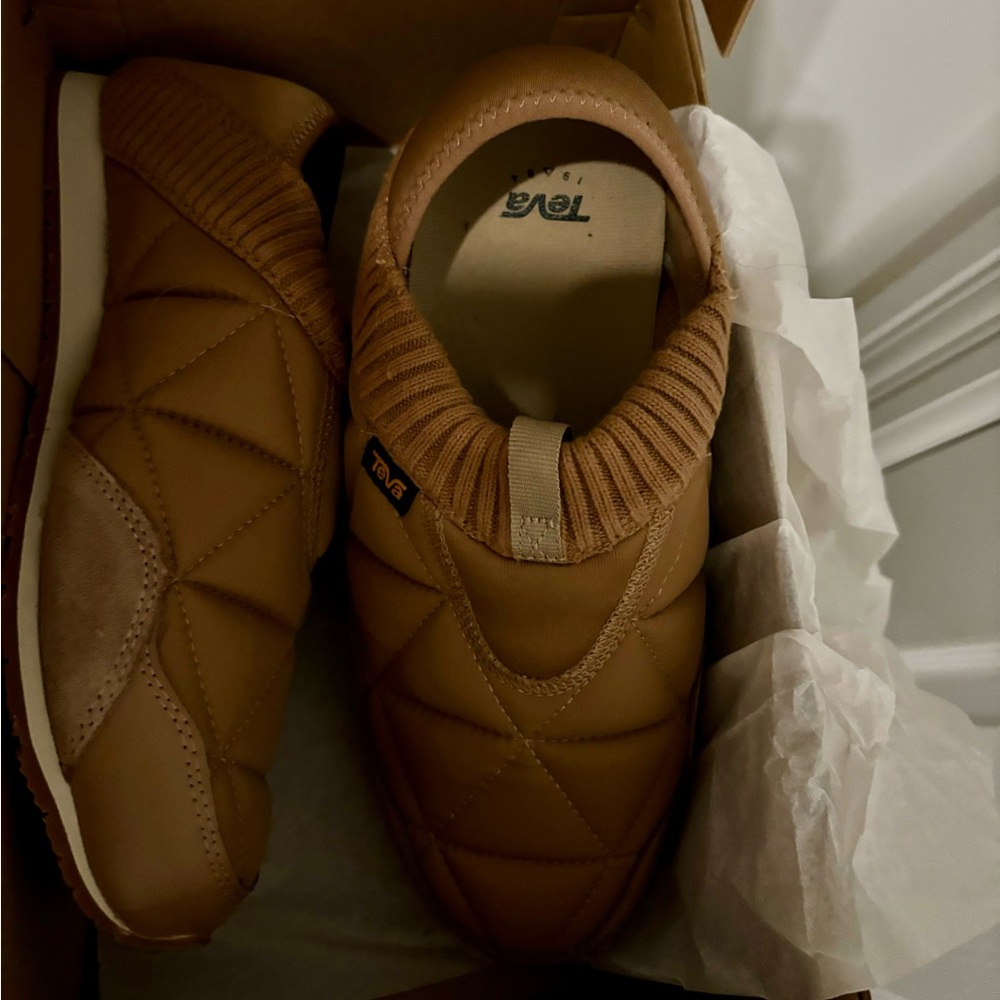 Teva Ember Slip-ons size 8